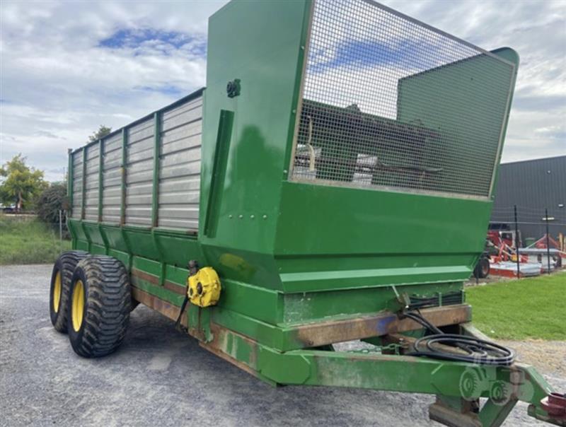 Photo 3. CUB 11000 mixer wagon