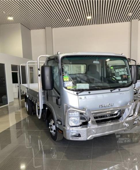 Photo 3. Isuzu NPR Table / Tray Top truck