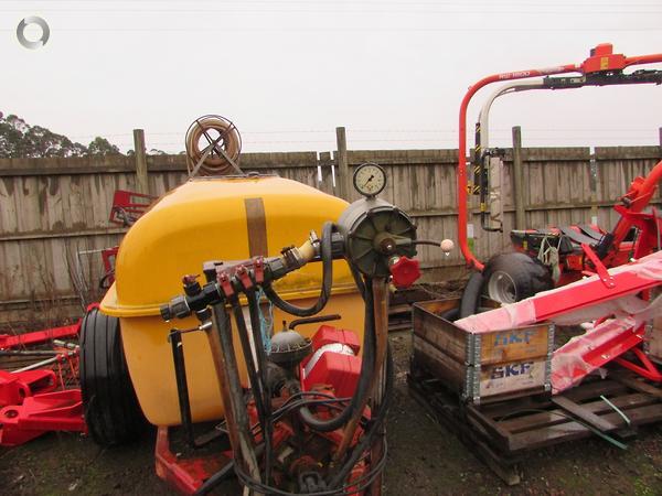 Photo 2. Hardi 1200L boom sprayer