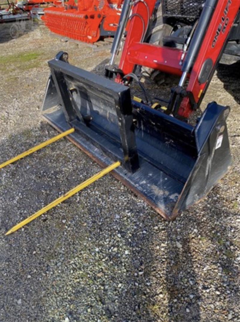 Photo 4. Case IH Maxxum 115 tractor