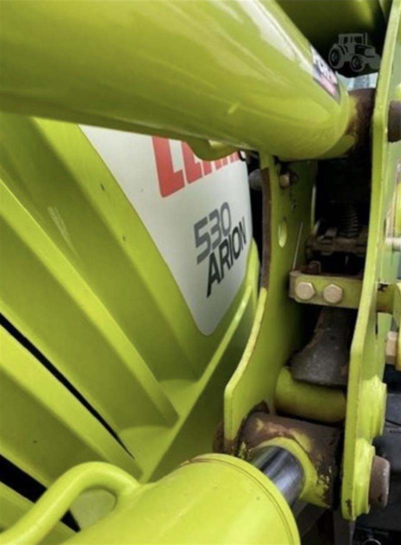 Photo 4. Claas Arion 530 tractor