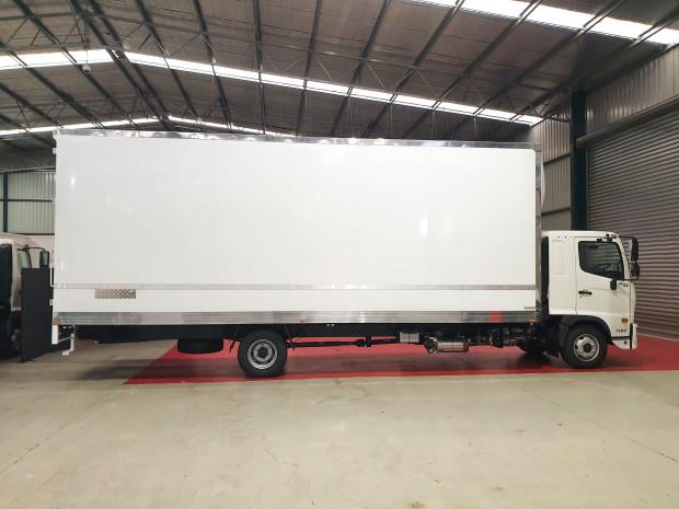 Photo 4. Hino FD 1124-500 Series Furniture Body