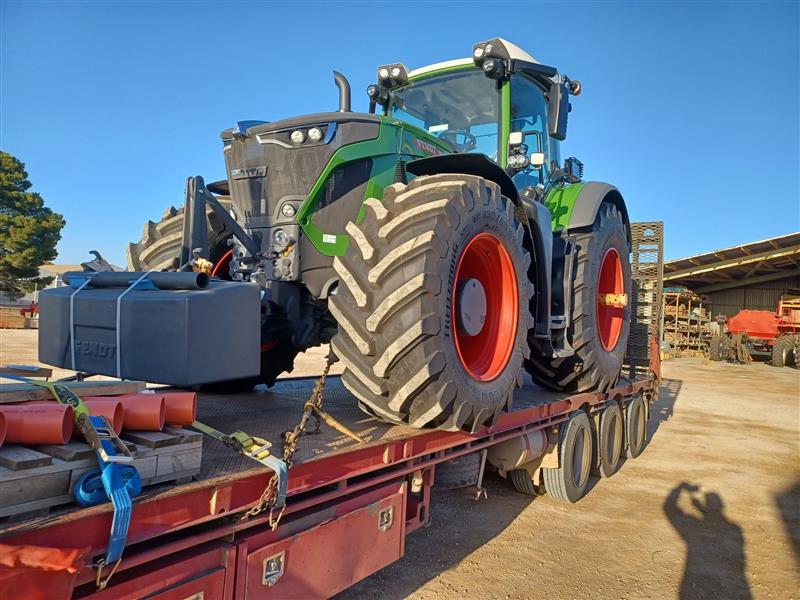 Photo 4. Fendt Vario 942 Gen 7 Tractor FWA/4WD