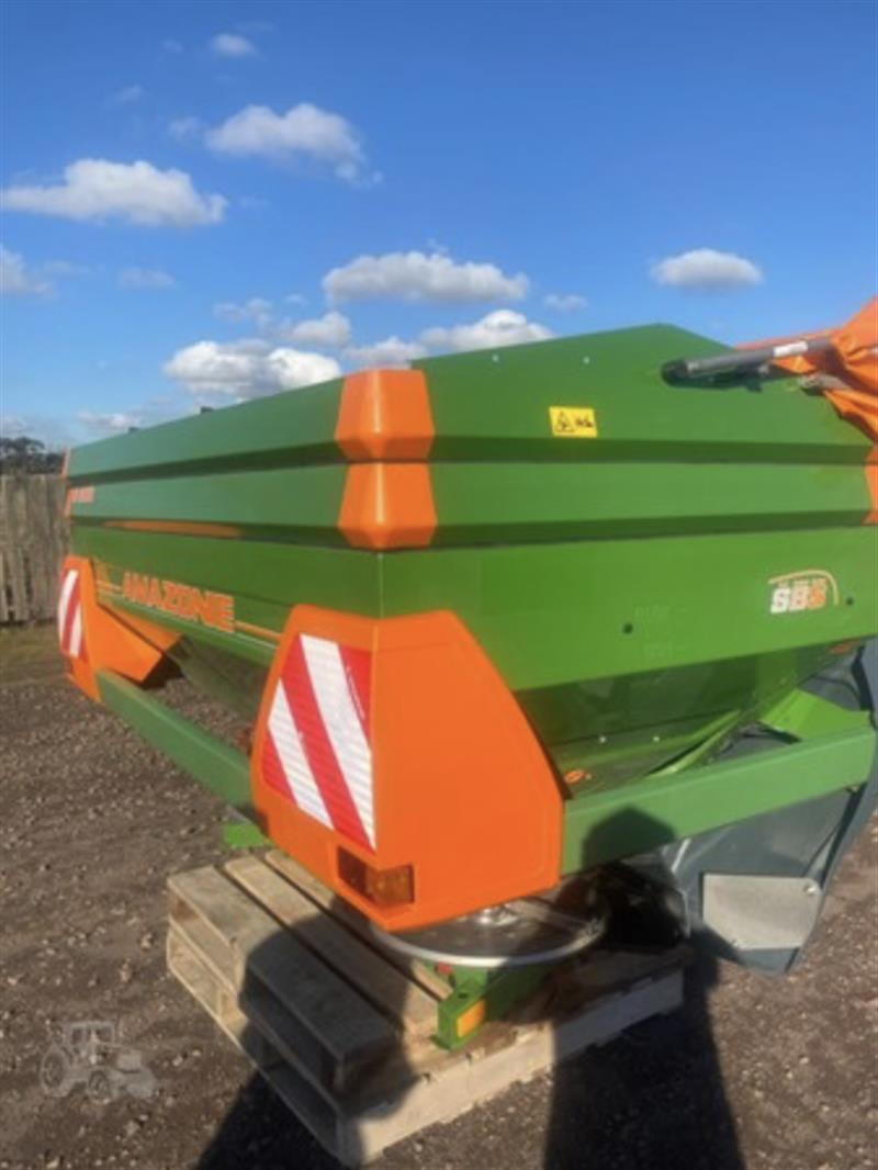 Photo 4. Amazone ZA-M 1501 spreader