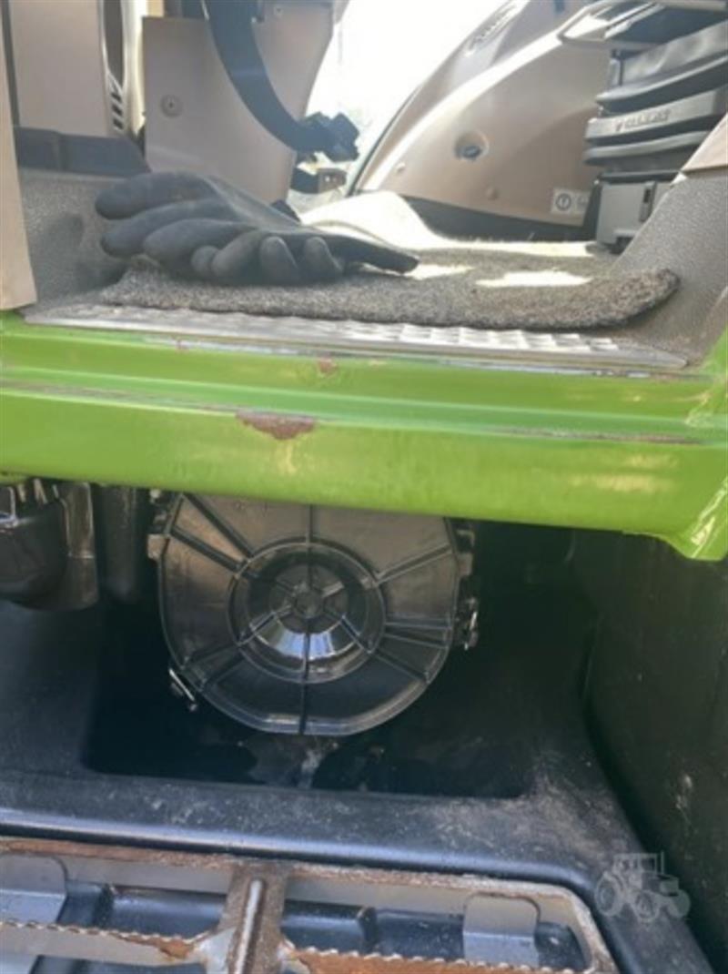 Photo 4. Fendt 824 Vario tractor