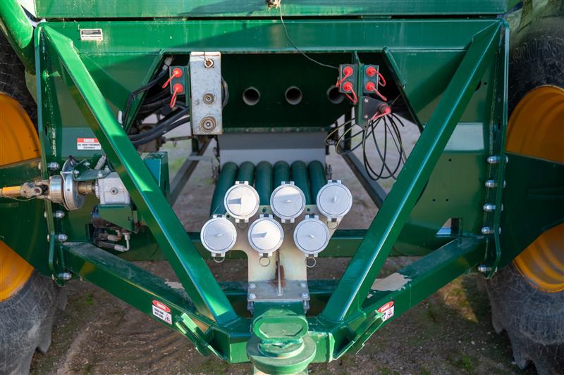 Photo 4. Simplicity 30 Series 16500L Air Seeder Cart
