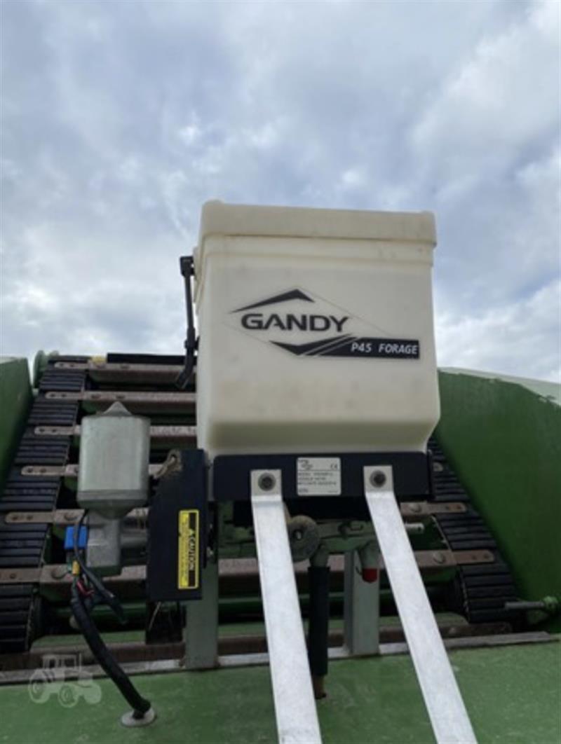 Photo 4. Krone Comprima CV150XC round baler