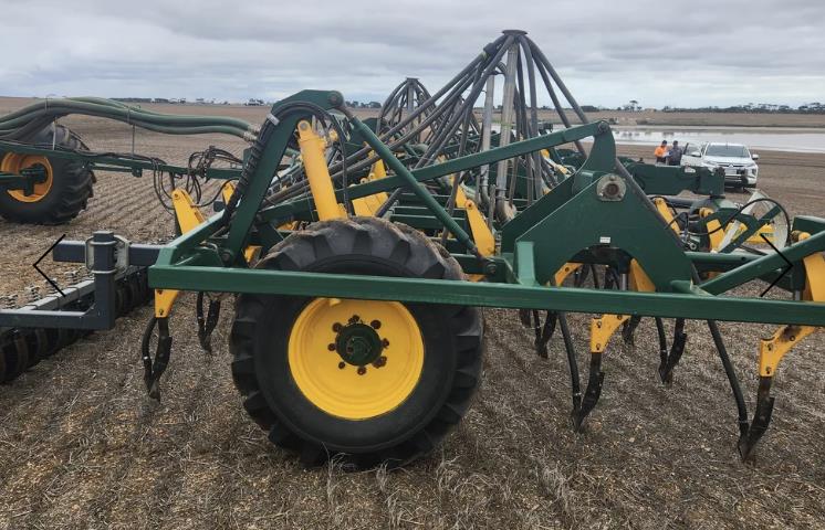 Photo 4. Simplicity 12m 308 allrounder airseeder