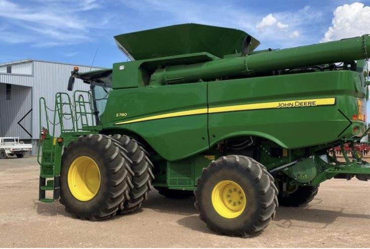 Photo 4. John Deere S780 with 640FD & trailer combine harvester