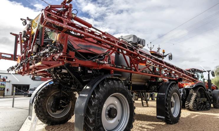 Photo 4. Case IH 4430 patriot self propelled sprayer