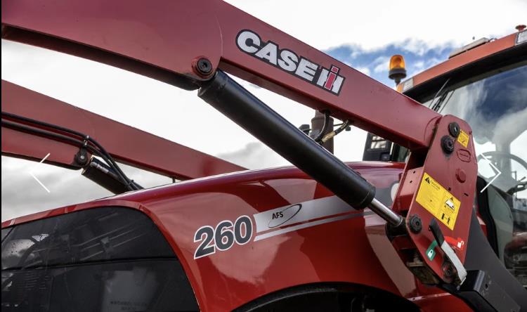 Photo 4. Case IH Magnum 260 tractor