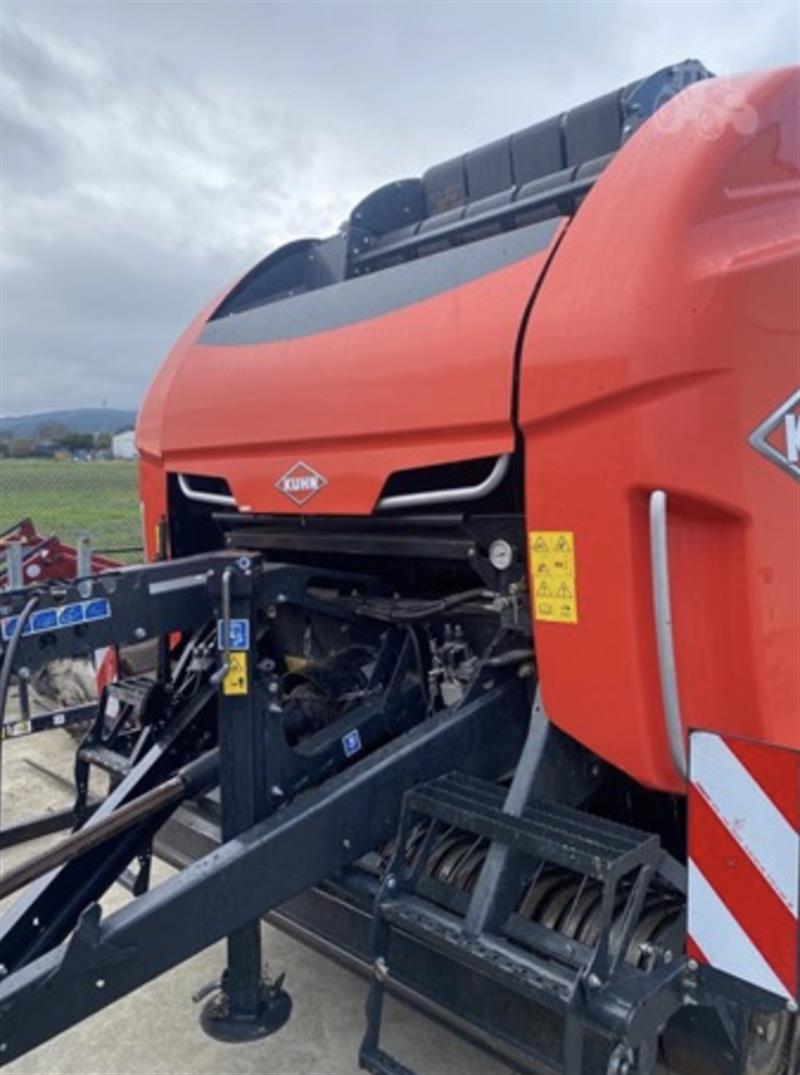 Photo 4. Kuhn VBP3195 round baler