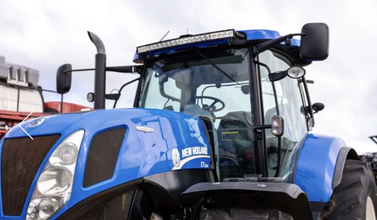 Photo 4. New Holland T7.260 tractor