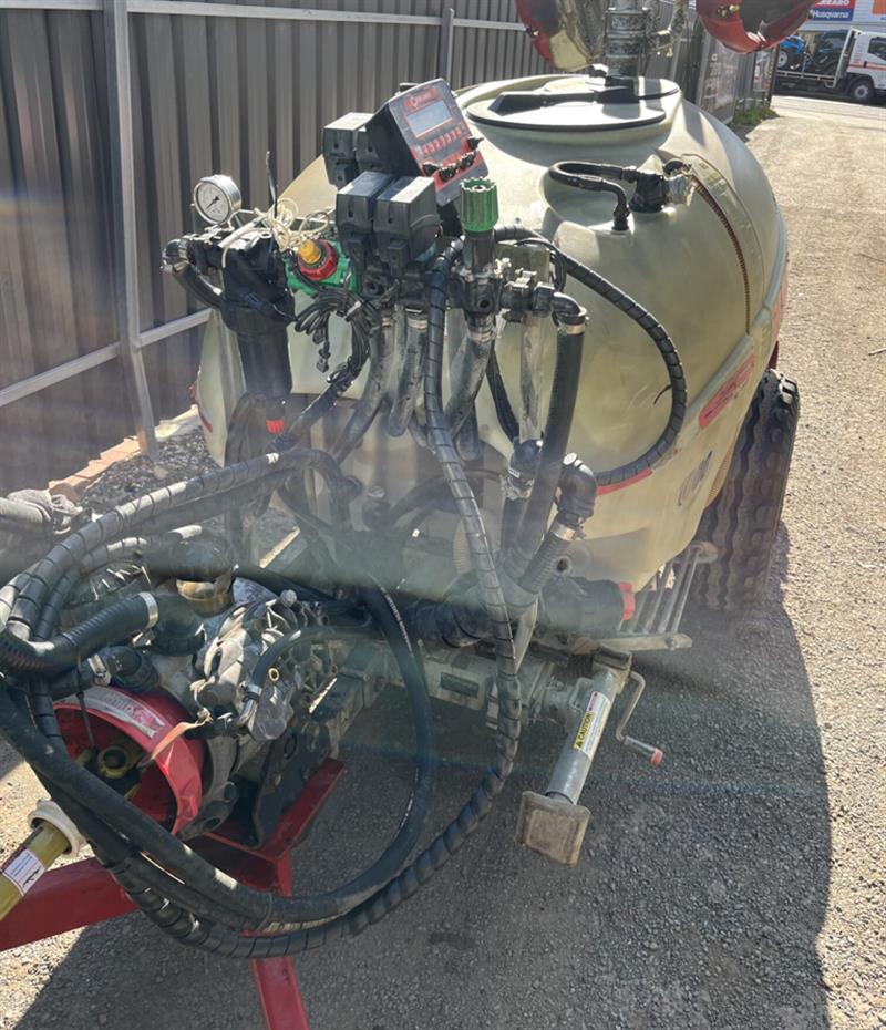 Photo 4. Croplands Quantum 1000L trailer sprayer
