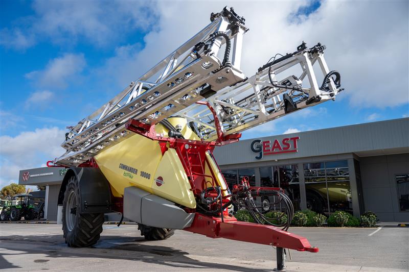 Photo 4. Hardi Commander 10000L Boom Spray