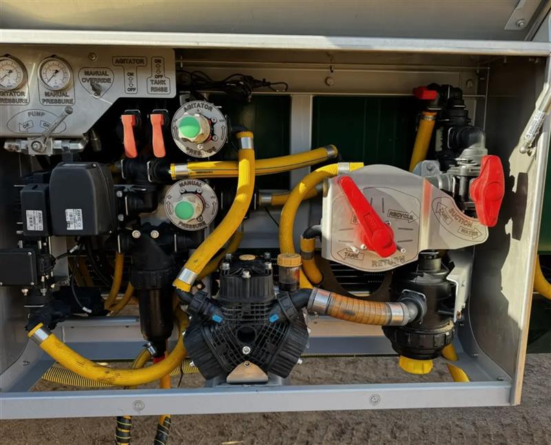 Photo 4. Simplicity 28500lt asc airseeder