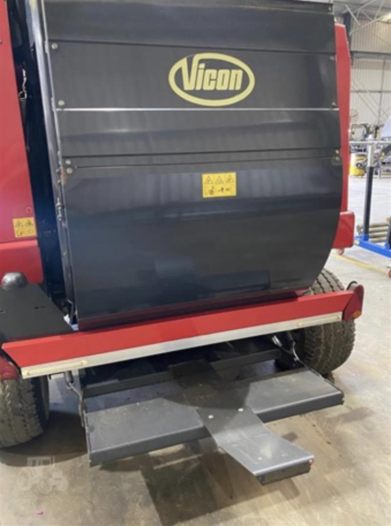 Photo 4. Vicon RV2160 round baler