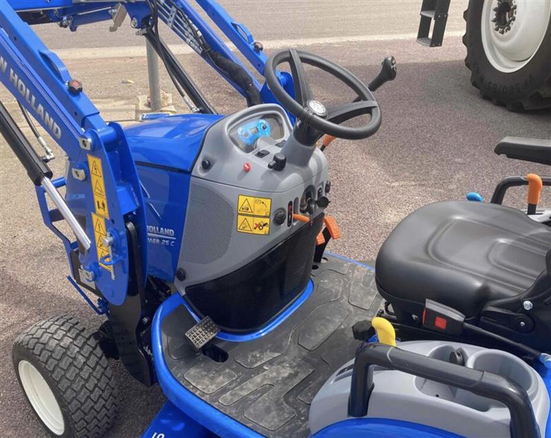 Photo 4. Boomer 25 Compact tractor