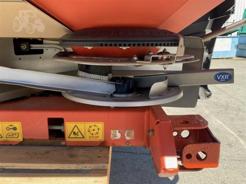 Photo 4. Kuhn Axis 40.2H-EMC-W spreader