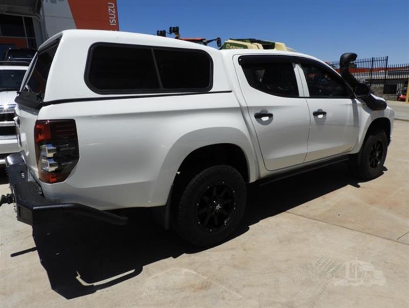 Photo 4. Mitsubishi Triton ute
