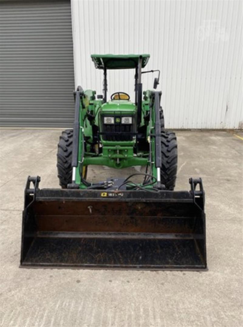 Photo 4. John Deere 5075E tractor