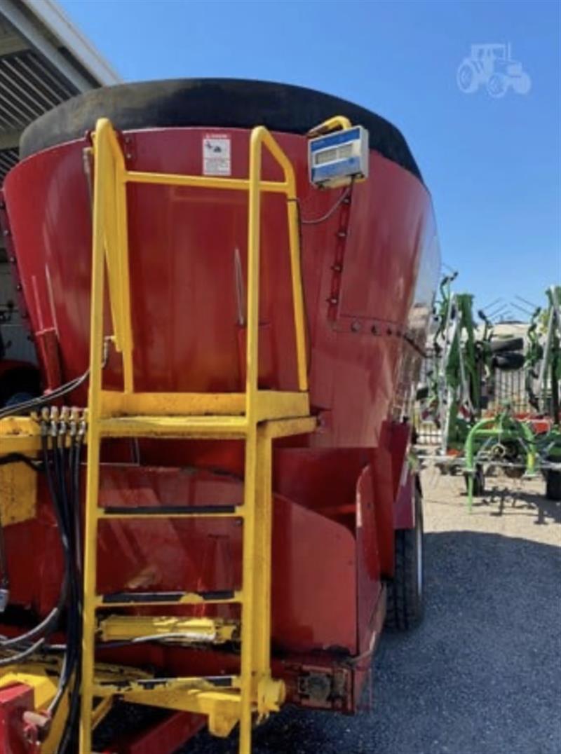 Photo 4. Supreme INTL 700T mixer wagon