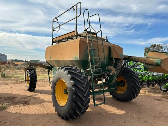 Photo 4. Simplicity9000 TQ2 Air Seeder Cart