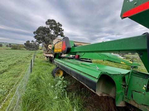 Photo 4. JOHN DEERE C400 