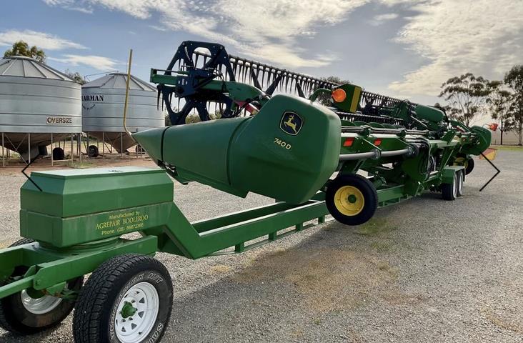 Photo 4. John Deere S680 & 740 harvester front