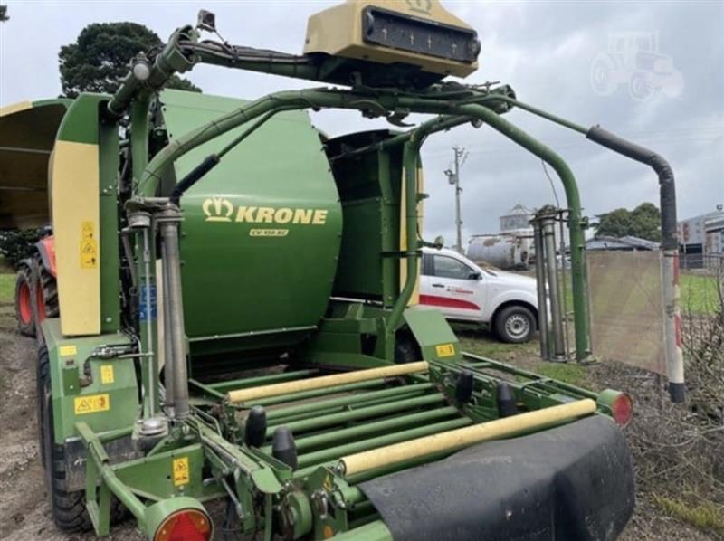 Photo 4. Krone Comprima CV150XC round baler