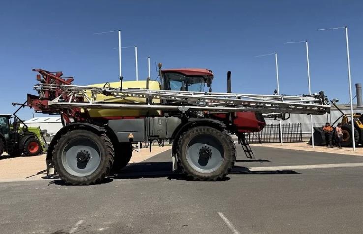 Photo 4. Hardi Saritor 5542.5 self propelled sprayer