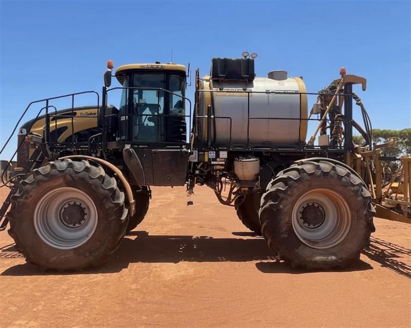 Photo 4. Rogator 1300C with weed-it cameras selfpropelled sprayer