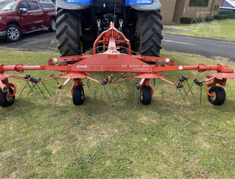Photo 4. Kuhn GMD2800FF hay mower