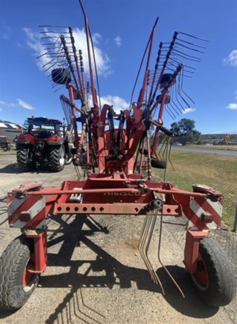 Photo 4. Lely Hibiscus 805 master hay rake