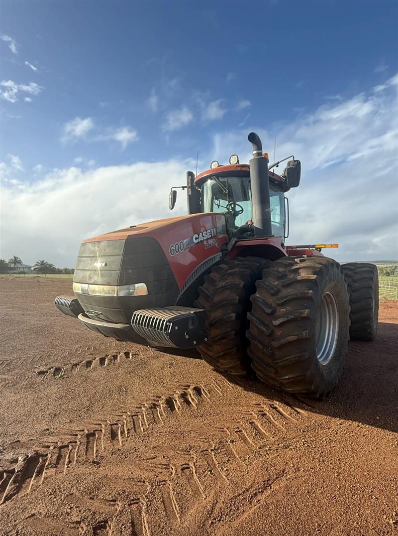 Photo 4. Case IH Steiger 600 tractor