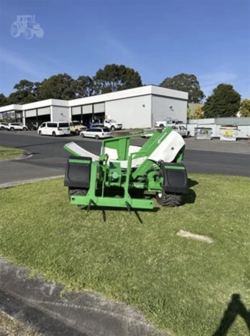 Photo 4. Hustler Chainless TH205 bale feeder