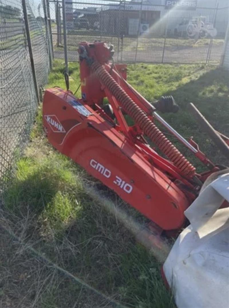 Photo 4. Kuhn GMD310 hay mower