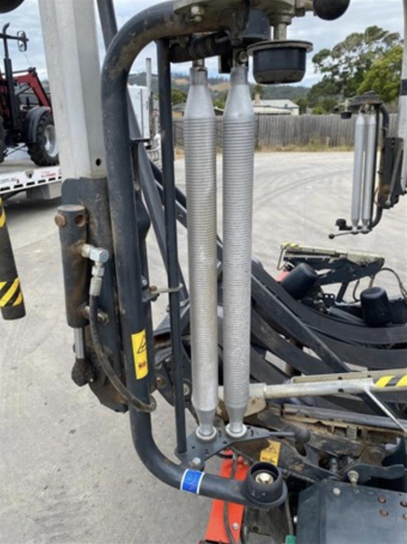 Photo 4. Kuhn VB2265 round baler