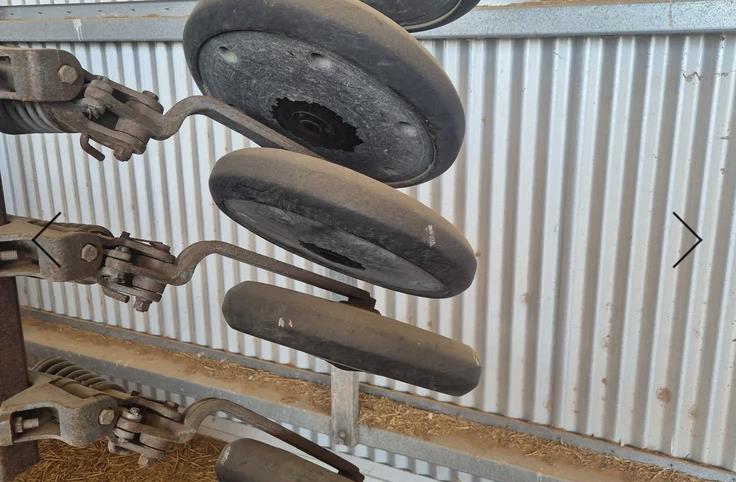 Photo 4. Bougault 8800 bar & alfarm 8 tonne box airseeder