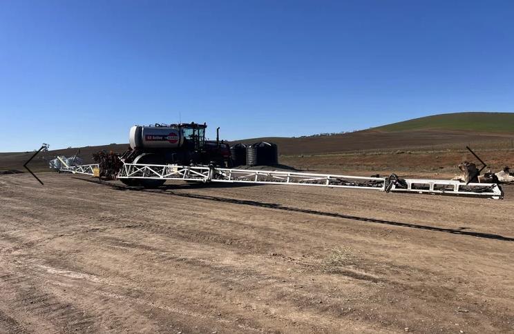 Photo 4. Hardi Saritor 6242.5 self propelled sprayer