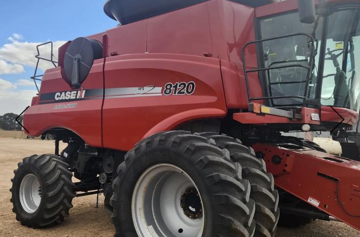 Photo 4. Case IH 8120 combine harvester