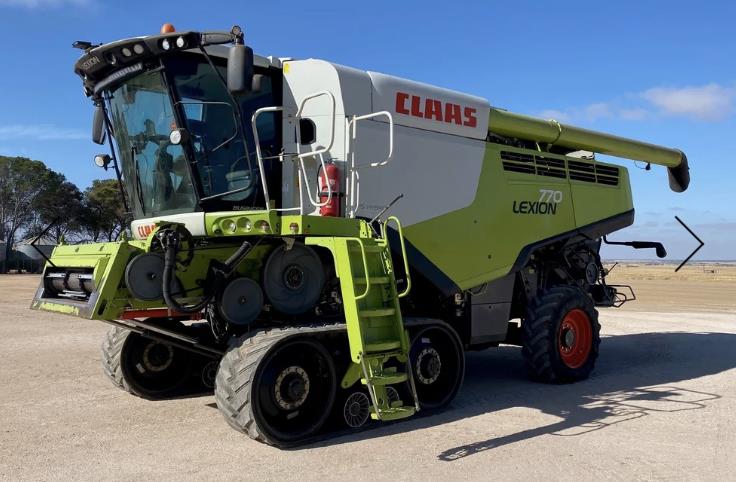 Photo 4. Lexion 770TT combine harvester