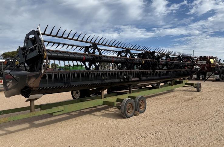 Photo 4. MacDon D65 35ft harvester front