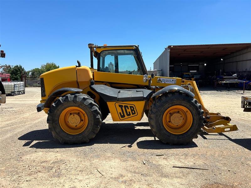 Photo 2. JCB 526S telehandler