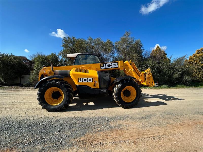 Photo 2. JCB 531-70 telehandler