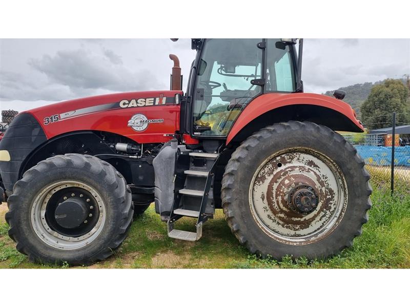 Photo 3. Case IH Magnum 315 tractor