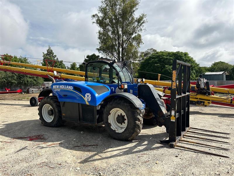 Photo 2. New Holland LM7.42 telehandler