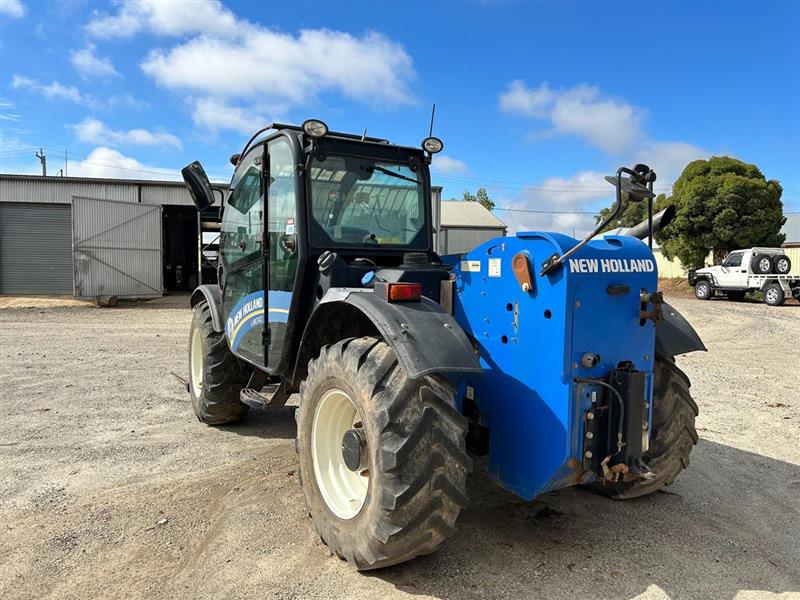Photo 3. New Holland LM7.42 telehandler
