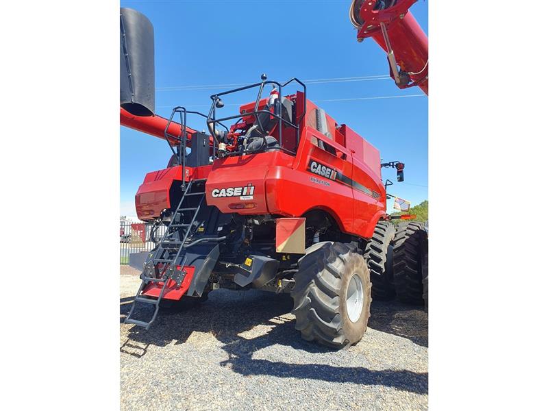Photo 4. Case IH 8240 combine harvester