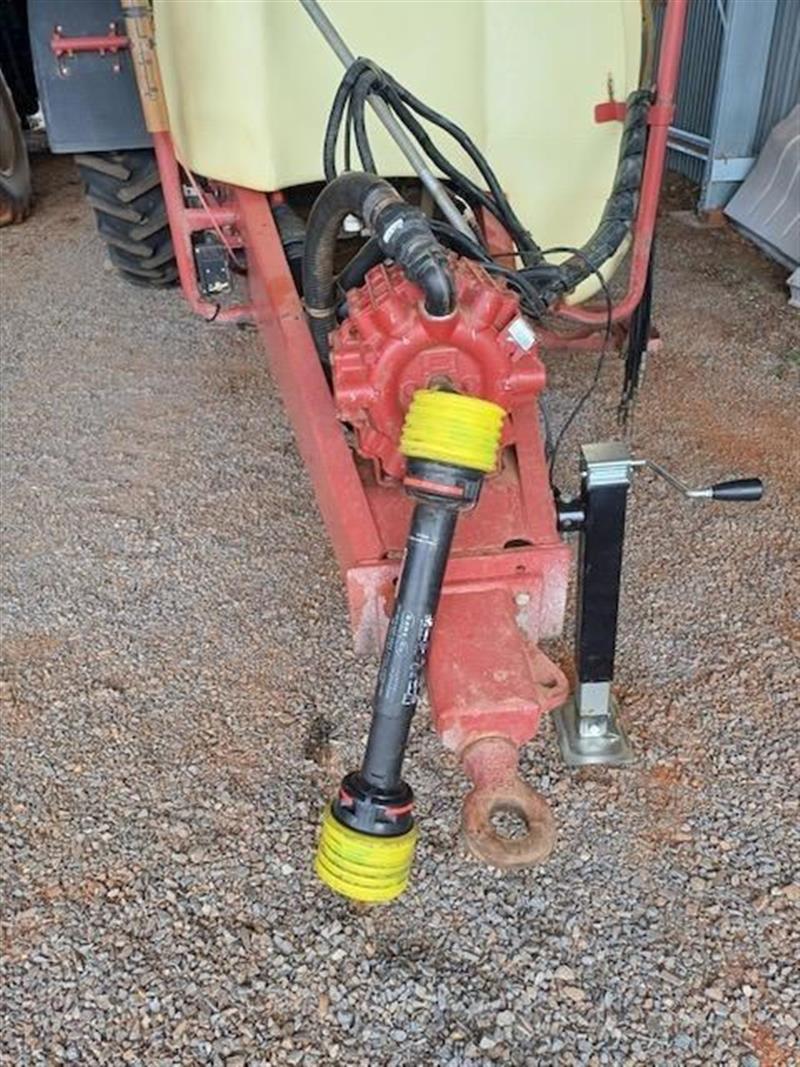 Photo 2. Hardi 5030 Navigator boom sprayer
